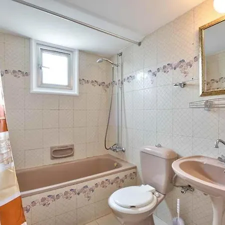 Appartement 1-Bedroom Flat 200M From The Beach In Tourist Area *